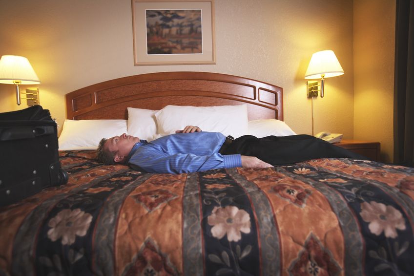 jetlag_faradtsag_ferfi_pihen_az_agyon